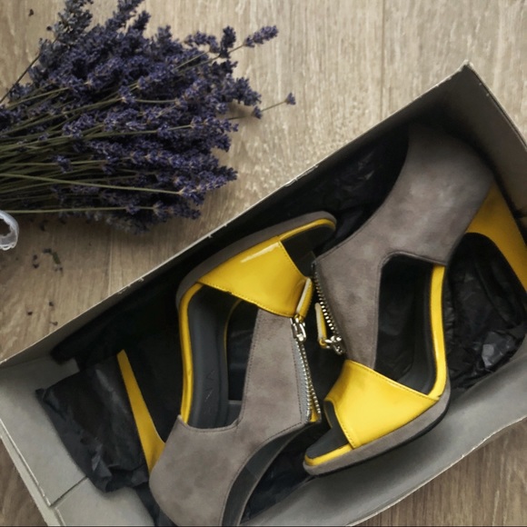 Diana Amorosa Heels - Picture 4 of 4